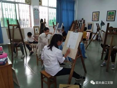 筆墨潤曲江，藝術暖民心——記許院明先生“文藝家藝術教育下基層”曲江之行